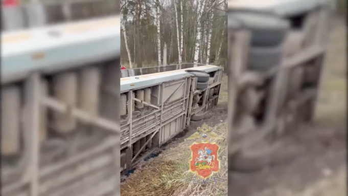 Автобус, опрокинувшийся в Московской области - РИА Новости, 1920, 14.04.2026