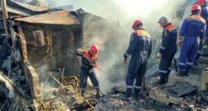 Спасатели Туапсинского и Сочинского отрядов Кубань-СПАС разбирают конструкции частного дома, разрушенного в результате атаки украинских БПЛА в ночь на 16 апреля - РИА Новости, 1920, 17.04.2026