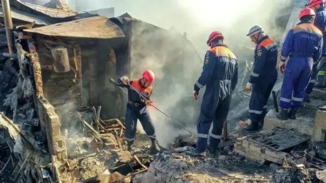 Спасатели Туапсинского и Сочинского отрядов Кубань-СПАС разбирают конструкции частного дома, разрушенного в результате атаки украинских БПЛА в ночь на 16 апреля - РИА Новости, 1920, 17.04.2026