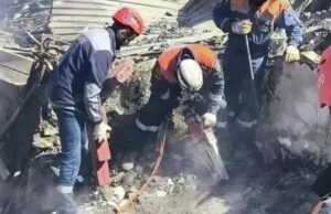 Спасатели разбирают конструкции частного дома в Туапсе, разрушенного в результате атаки украинских БПЛА - РИА Новости, 1920, 17.04.2026