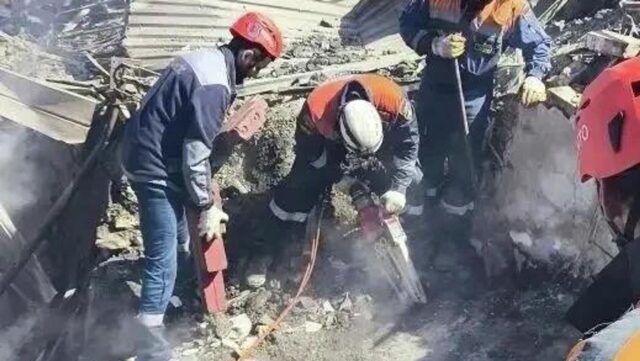 Спасатели разбирают конструкции частного дома в Туапсе, разрушенного в результате атаки украинских БПЛА - РИА Новости, 1920, 27.04.2026