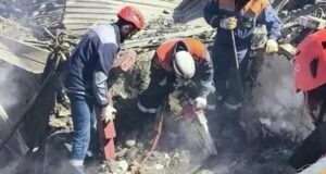 Спасатели разбирают конструкции частного дома в Туапсе, разрушенного в результате атаки украинских БПЛА - РИА Новости, 1920, 17.04.2026