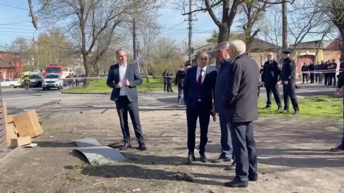 Глава Северной Осетии Сергей Меняйло на месте взрыва во Владикавказе - РИА Новости, 1920, 17.04.2026