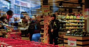 Сотрудники полиции Украины внутри супераркета в Киеве, где был ликвидирован стрелок - РИА Новости, 1920, 18.04.2026