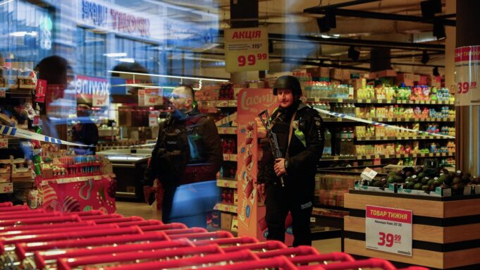 Сотрудники полиции Украины внутри супераркета в Киеве, где был ликвидирован стрелок - РИА Новости, 1920, 18.04.2026