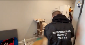 Сотрудник СК проводит следственные мероприятия в квартире в Мытищах, где обнаружили супругов с колото-резаными ранами - РИА Новости, 1920, 19.04.2026