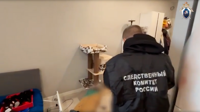 Сотрудник СК проводит следственные мероприятия в квартире в Мытищах, где обнаружили супругов с колото-резаными ранами - РИА Новости, 1920, 19.04.2026