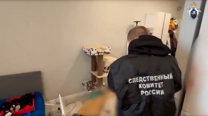 Сотрудник СК проводит следственные мероприятия в квартире в Мытищах, где обнаружили супругов с колото-резаными ранами - РИА Новости, 1920, 19.04.2026