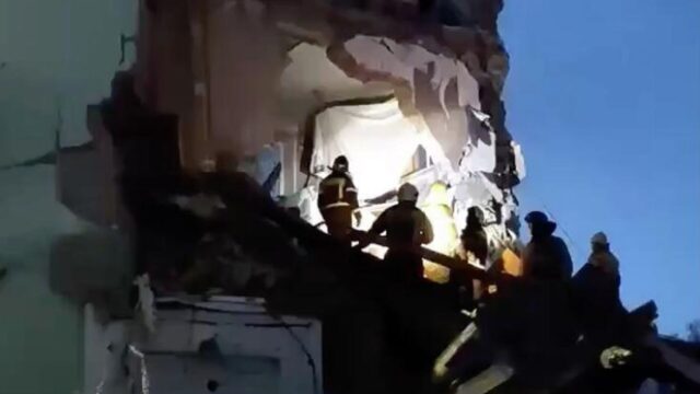 Спасатели на месте частичного обрушения подъезда дома в результате атаки БПЛА в Сызрани. Кадр видео - РИА Новости, 1920, 22.04.2026