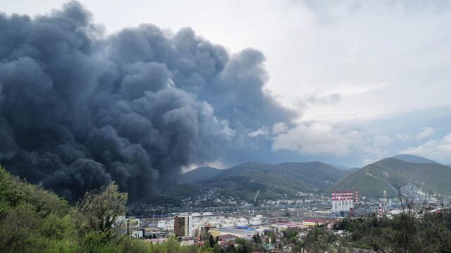 Дым от пожара на морском терминале в Туапсе - РИА Новости, 1920, 28.04.2026