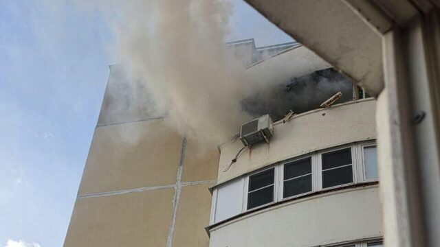 Дым на месте взрыва в многоэтажном доме на юге Москвы - РИА Новости, 1920, 22.04.2026