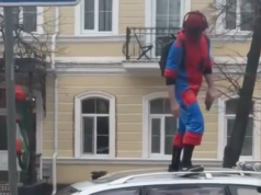 Мужчина, нарушающий общественный порядок в костюме человека-паука - РИА Новости, 1920, 22.04.2026