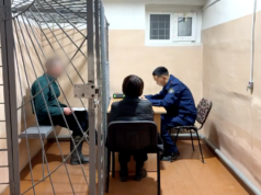 Допрос одного задержанных организаторов тура на гору Мунку-Сардык в Бурятии, где погибли туристы из Красноярска - РИА Новости, 1920, 23.04.2026