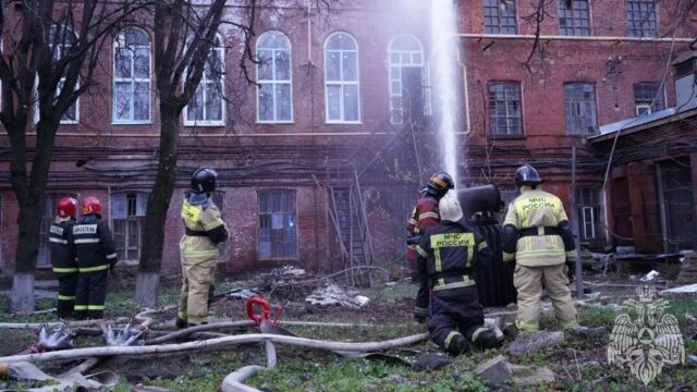 Сотрудники МЧС ликвидируют пожар в производственном здании в Иваново - РИА Новости, 1920, 23.04.2026
