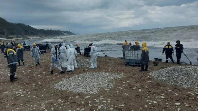 Нефтепродукты попали из реки Туапсе в акваторию моря и на береговую линию в Краснодарском крае - РИА Новости, 1920, 24.04.2026