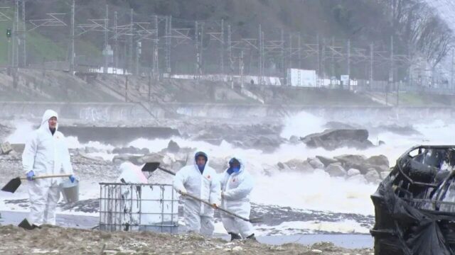 Работы по ликвидации разлива нефтепродуктов в Туапсе - РИА Новости, 1920, 30.04.2026