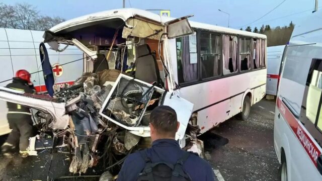 Последствия ДТП с участием автобуса на территории Сяськелевского сельского поселения в Ленинградской области - РИА Новости, 1920, 26.04.2026