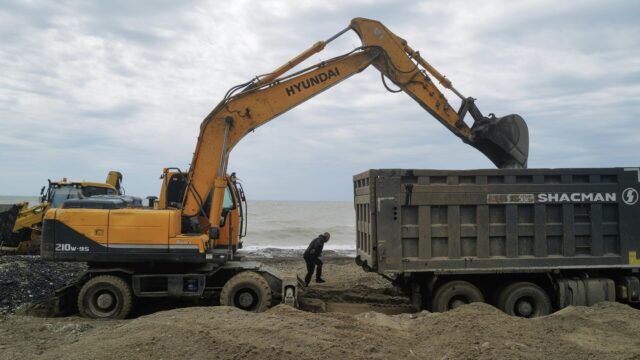 Очистка от нефтепродуктов побережья и реки в Туапсе - РИА Новости, 1920, 26.04.2026