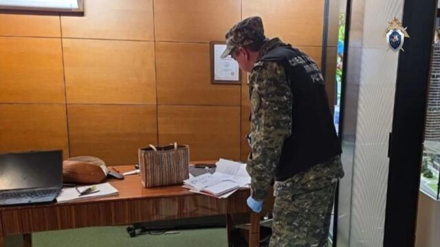Сотрудник СК проводит следственные мероприятия на месте убийства женщины в Москве - РИА Новости, 1920, 26.04.2026