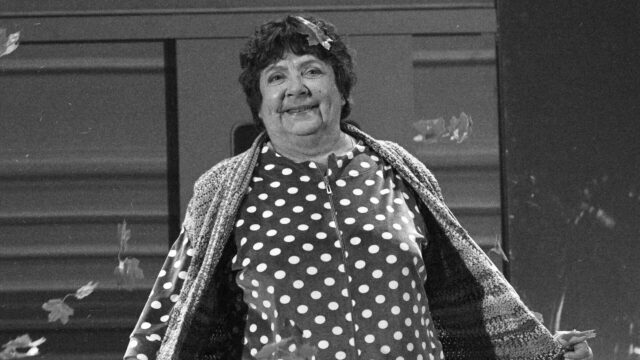 Актриса Елена Михеева в роли вдовы военного Анны Тихоновны Купердягиной в сцене из спектакля Женитьба. Почти по Гоголю в Губернском театре в Москве - РИА Новости, 1920, 26.04.2026