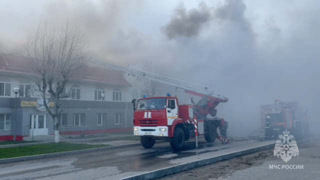 Сотрудники МЧС ликвидируют пожар в развлекательном комплексе Город развлечений в Пензенской области - РИА Новости, 1920, 27.04.2026
