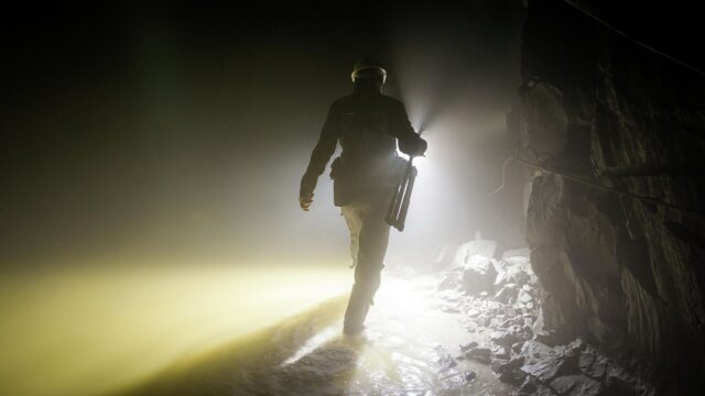 Работник рудника Ирокинда в штольне - РИА Новости, 1920, 28.04.2026