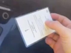 Мужчина бросает икону в Красноярском крае - РИА Новости, 1920, 28.04.2026