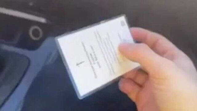 Мужчина бросает икону в Красноярском крае - РИА Новости, 1920, 28.04.2026