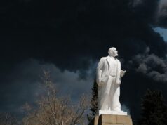 Дым от пожара на нефтеперерабатывающем заводе в Туапсе после атаки ВСУ - РИА Новости, 1920, 29.04.2026