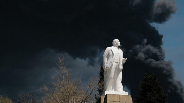 Дым от пожара на нефтеперерабатывающем заводе в Туапсе после атаки ВСУ - РИА Новости, 1920, 29.04.2026