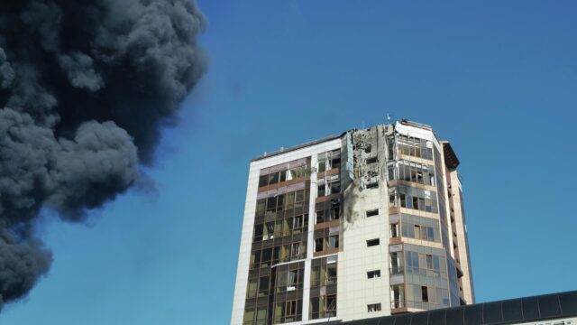 Дым от пожара на нефтеперерабатывающем заводе в Туапсе после атаки ВСУ - РИА Новости, 1920, 29.04.2026