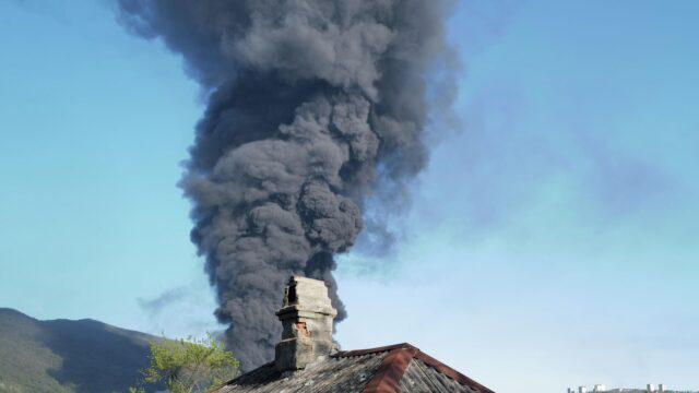 Дым от пожара на нефтеперерабатывающем заводе в Туапсе после атаки ВСУ - РИА Новости, 1920, 29.04.2026