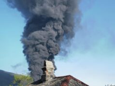 Дым от пожара на нефтеперерабатывающем заводе в Туапсе после атаки ВСУ - РИА Новости, 1920, 30.04.2026