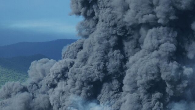 Дым от пожара на нефтеперерабатывающем заводе в Туапсе после атаки ВСУ - РИА Новости, 1920, 29.04.2026