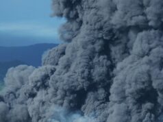 Дым от пожара на нефтеперерабатывающем заводе в Туапсе после атаки ВСУ - РИА Новости, 1920, 28.04.2026