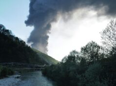 Дым от пожара на нефтеперерабатывающем заводе в Туапсе после атаки ВСУ. 28 апреля 2026 - РИА Новости, 1920, 30.04.2026