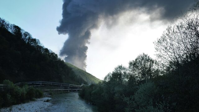 Дым от пожара на нефтеперерабатывающем заводе в Туапсе после атаки ВСУ - РИА Новости, 1920, 30.04.2026