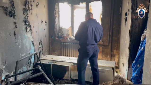 Сотрудник СК проводит следственные мероприятия в квартире в Дубинино Красноярскго края, где в результате пожара дети - РИА Новости, 1920, 30.04.2026