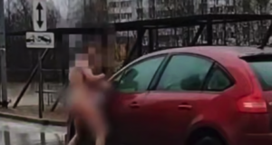 Голый мужчик выбежал на улицу и начал отрывать зеркала у припаркованных автомобилей