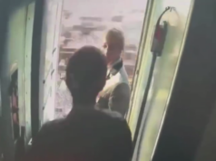 Пассажир вытолкнул проводницу из поезда!