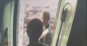 Пассажир вытолкнул проводницу из поезда!