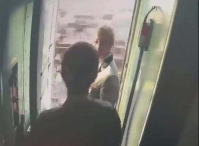 Пассажир вытолкнул проводницу из поезда!