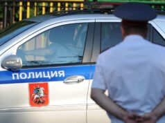 Полицейский автомобиль и сотрудник полиции - РИА Новости, 1920, 23.04.2026