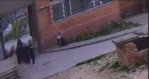 В Адыгее подростки избили, поставили на колени и оплевали свою сверстницу.