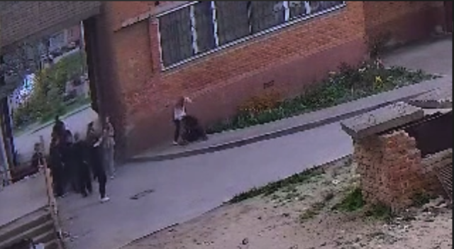 Подростки избили, поставили на колени и оплевали свою сверстницу. В Адыгее подростки избили, поставили на колени и оплевали свою сверстницу.