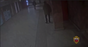 В Москве мужчина пырнул грабителя ножом в ответ на его ограбление.