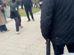 В Екатеринбурге мужчина пытался напасть на губернатора, но его скрутила охрана.