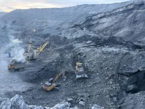 На Кадыкчанском разрезе продолжаются разборы завалов, людей пока не нашли.