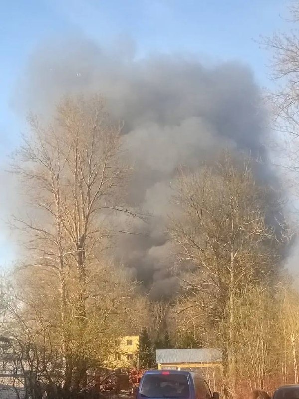 Заброшенный склад загорелся в Подмосковье.