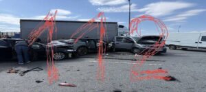Появилось видео с моментом массового ДТП на МКАДе, где семь человек пострадали.